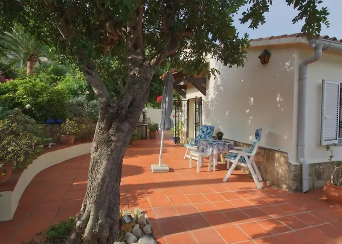 Agradable Casa Con Piscina Privada Y Jardin Feriehus